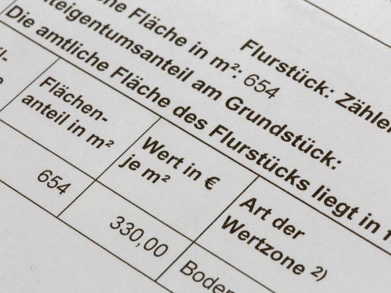 Das Bild zeigt einen Ausschnitt eines Dokuments mit tabellarischen Angaben zur Flurstücksfläche, einschließlich der Fläche in Quadratmetern und dem Wert pro Quadratmeter.