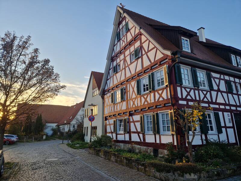 Das Bild zeigt ein Fachwerkhaus, die alte Post von Riederich