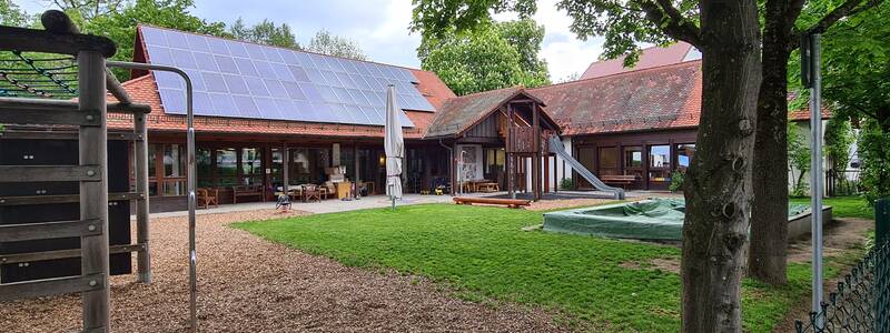 Das Bild zeigt einen Garten mit Spielgeräten 