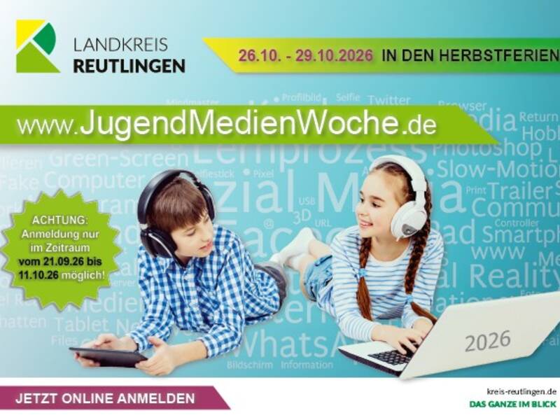 Zwei Kinder mit Kopfhörern sitzen vor Laptops und Tablets vor einem Hintergrund mit digitalem Text und Informationen zur "JugendMedienWoche" in den Herbstferien 2026.
