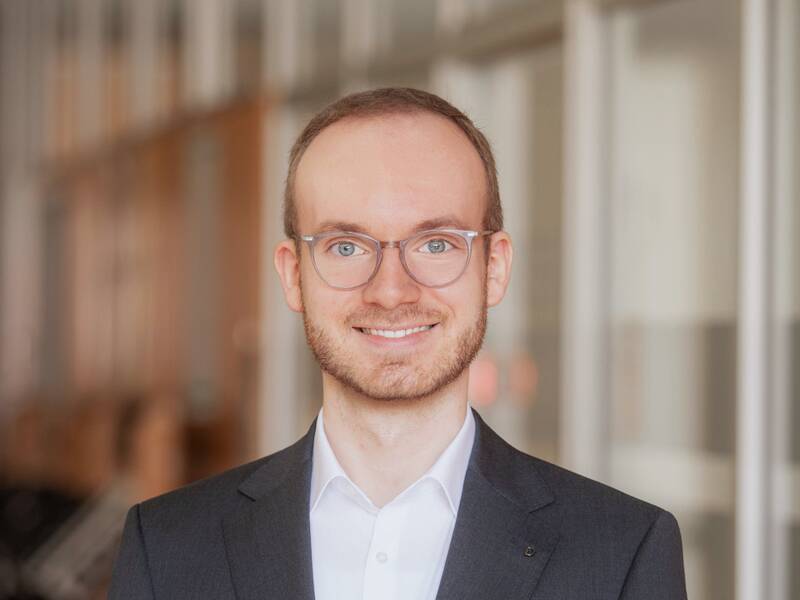 Das Bild zeigt den Leiter des Amtes für Zentrales und Bürgerservice, Herr Jannis Matthiesen.